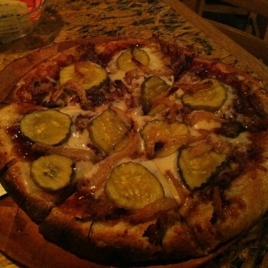 Foto diambil di Backyard Pizza and Raw Bar oleh Justin G. pada 11/24/2012
