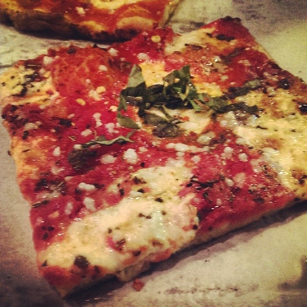 2/10/2014 tarihinde Jack K.ziyaretçi tarafından Rosco&#39;s Pizza'de çekilen fotoğraf