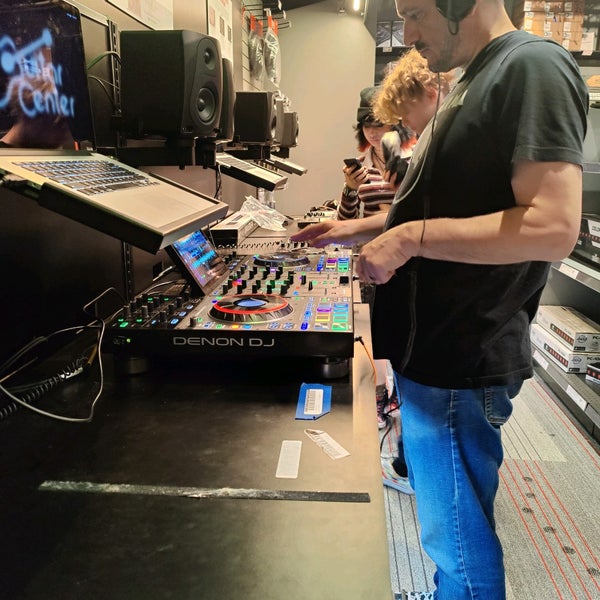 Guitar Center 7425 Sunset Blvd