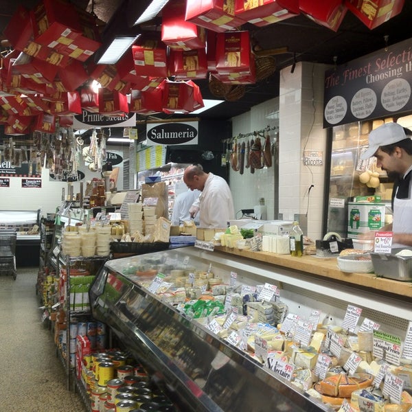รูปภาพถ่ายที่ Todaro Brothers Gourmet Foods โดย Paul J. เมื่อ 1/21/2013