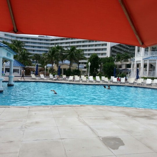 Foto tirada no(a) Melia Nassau Beach - Main Pool por Dino H. em 9/30/2012