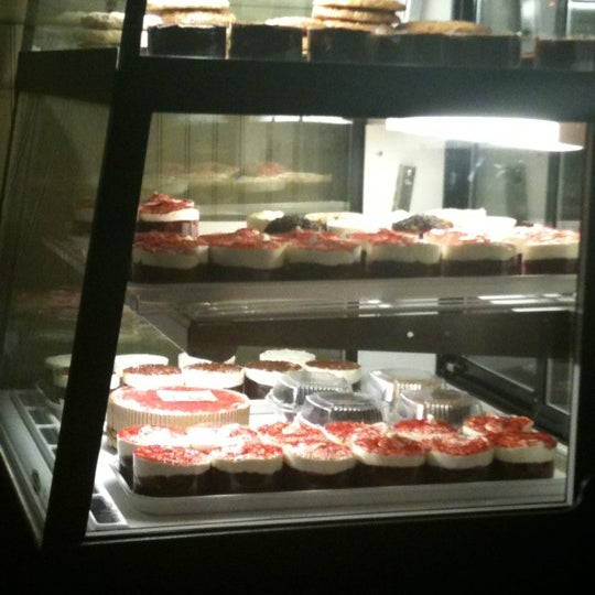 รูปภาพถ่ายที่ Doughboys Cafe &amp; Bakery โดย Tina T. เมื่อ 3/3/2012
