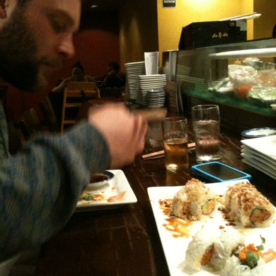 4/16/2012 tarihinde E lane A.ziyaretçi tarafından Sakura Restaurant &amp; Sushi Bar'de çekilen fotoğraf