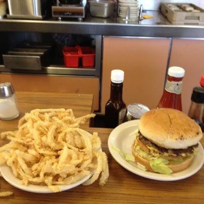 Снимок сделан в Brownie&#39;s Hamburger Stand пользователем Martha T. 8/30/2012