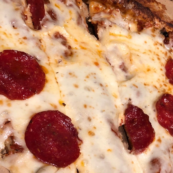 รูปภาพถ่ายที่ Pizzolis Pizzeria โดย Lea G. เมื่อ 4/28/2019