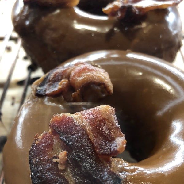 Foto diambil di Sugar Shack Donuts &amp; Coffee oleh Lea G. pada 11/11/2018