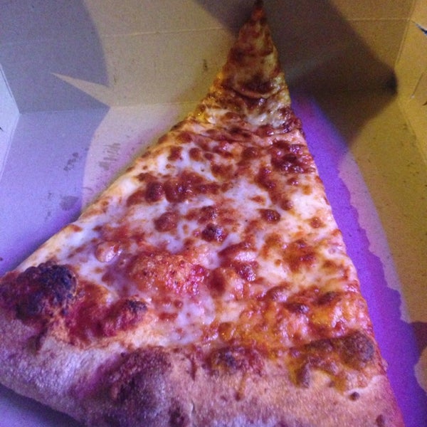 รูปภาพถ่ายที่ Pizzolis Pizzeria โดย Lea G. เมื่อ 6/1/2013
