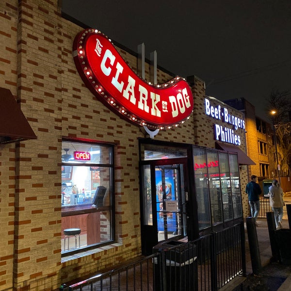 Снимок сделан в The Clark Street Dog пользователем Mark S. 4/9/2022