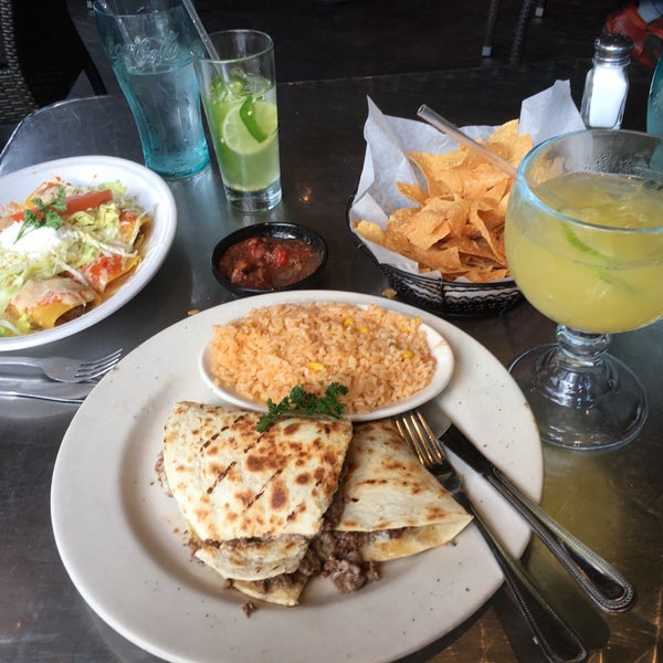 Foto tomada en Tacos &amp; Tequilas Mexican Grill  por Gönül S. el 3/4/2018