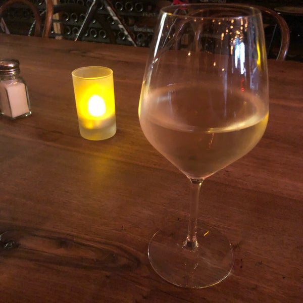 Foto tirada no(a) Blush! Wine Bar por Michael N. em 4/16/2018