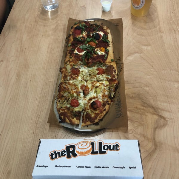 Foto scattata a Slim &amp; Husky&#39;s Pizza Beeria da Michael N. il 9/23/2019