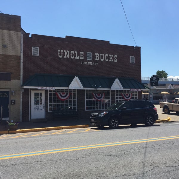 8/9/2017 tarihinde Edgar J.ziyaretçi tarafından Uncle Bucks Restaurant &amp; Bar'de çekilen fotoğraf