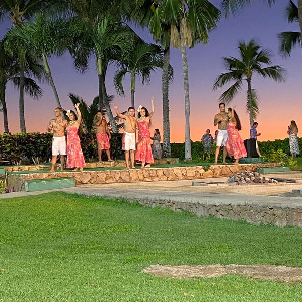 Photo taken at Paradise Cove Luau by Edgar J. on 12/29/2019