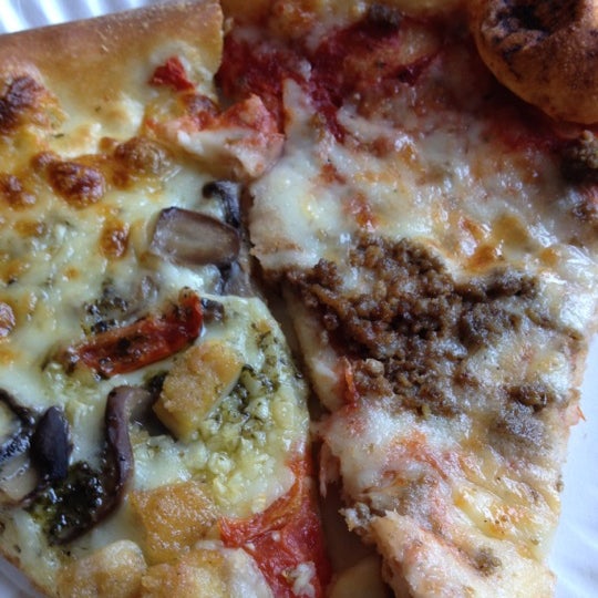 8/5/2013 tarihinde Christopher L.ziyaretçi tarafından Angelo&#39;s Picnic Pizza'de çekilen fotoğraf