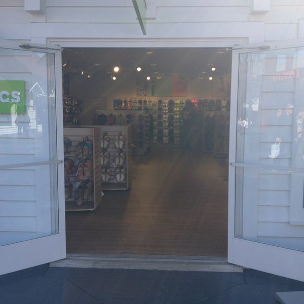 croc store broadway at the beach