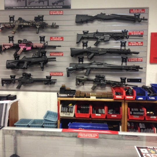 Foto scattata a The Gun Store da Mariana A. il 9/30/2012