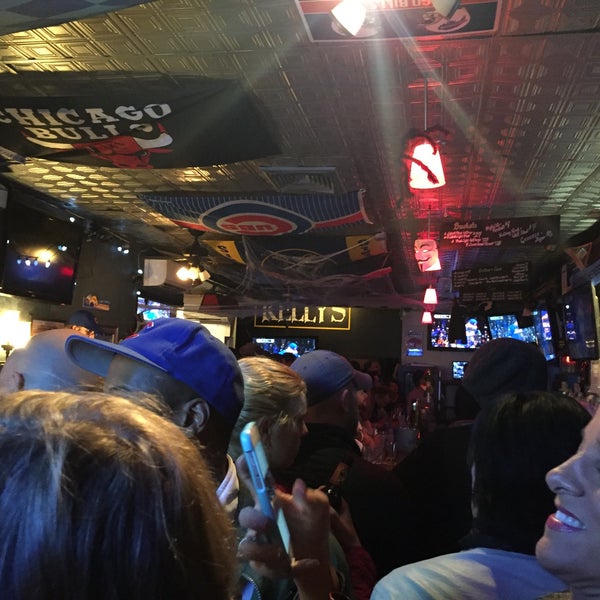 Foto tirada no(a) Kelly&#39;s Sports Bar por EG B. em 10/18/2015