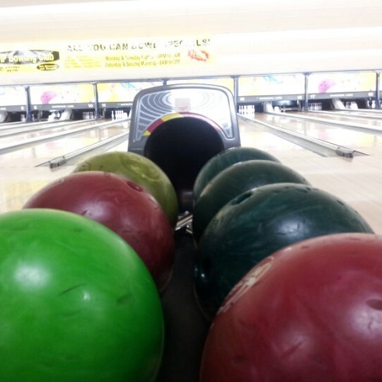 Photo taken at Whitestone Lanes Bowling Centers by Edgar L. on 9/16/2012