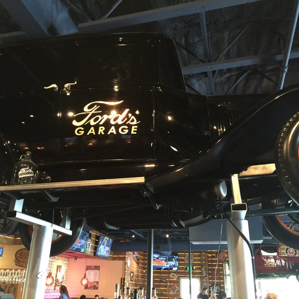 Foto tirada no(a) Ford&#39;s Garage por Sandy P. em 8/12/2015