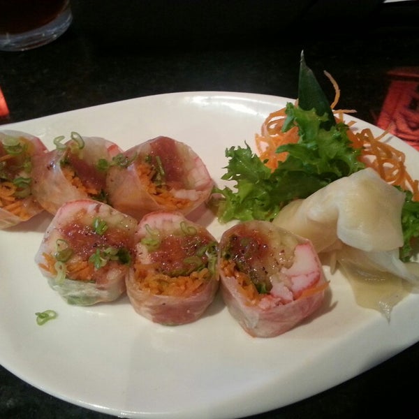 รูปภาพถ่ายที่ YoiYoi Steakhouse &amp; Sushi โดย Li L. เมื่อ 5/2/2013