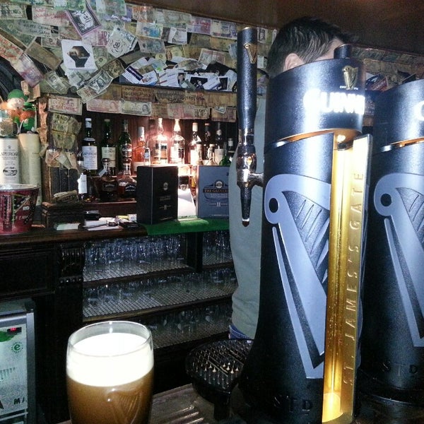 Foto diambil di Morrison&#39;s Pub oleh Ryan W. pada 10/21/2013