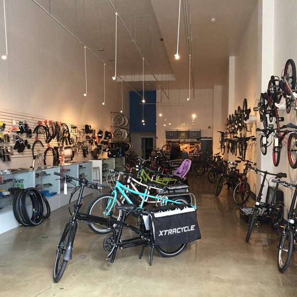 4/19/2017 tarihinde Veraziyaretçi tarafından Warm Planet Bikes'de çekilen fotoğraf