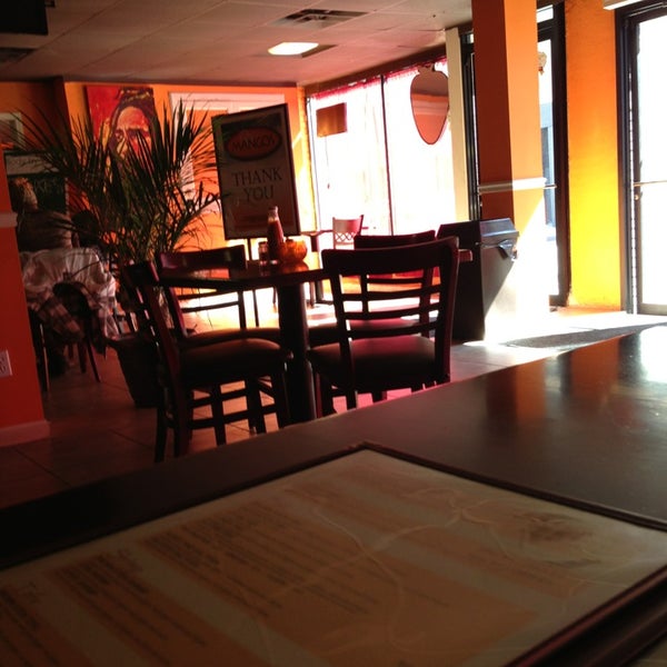 2/27/2013 tarihinde Summer W.ziyaretçi tarafından Mangos Caribbean Restaurant'de çekilen fotoğraf