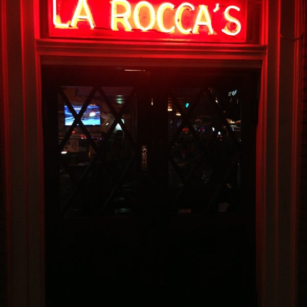 Снимок сделан в La Rocca&#39;s Corner Tavern пользователем Sophia Z. 11/13/2013