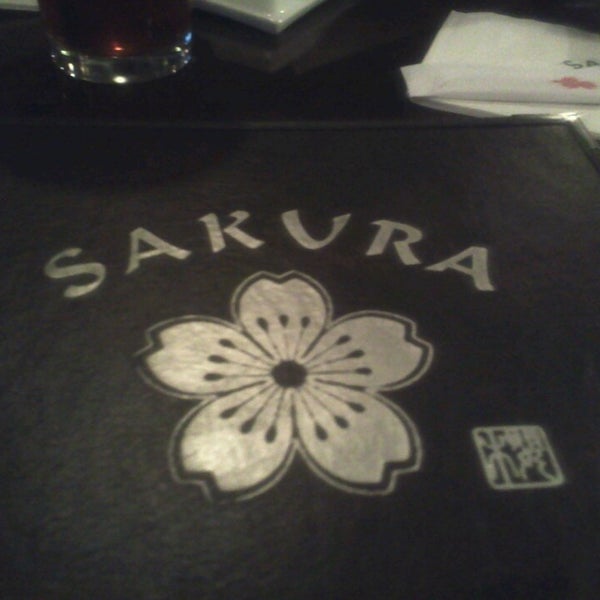 Photo prise au Sakura Japanese Sushi &amp; Grill par Sandra C. le7/26/2013