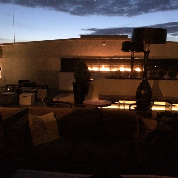 3/28/2014 tarihinde Alexis C.ziyaretçi tarafından Stratus Rooftop Lounge'de çekilen fotoğraf