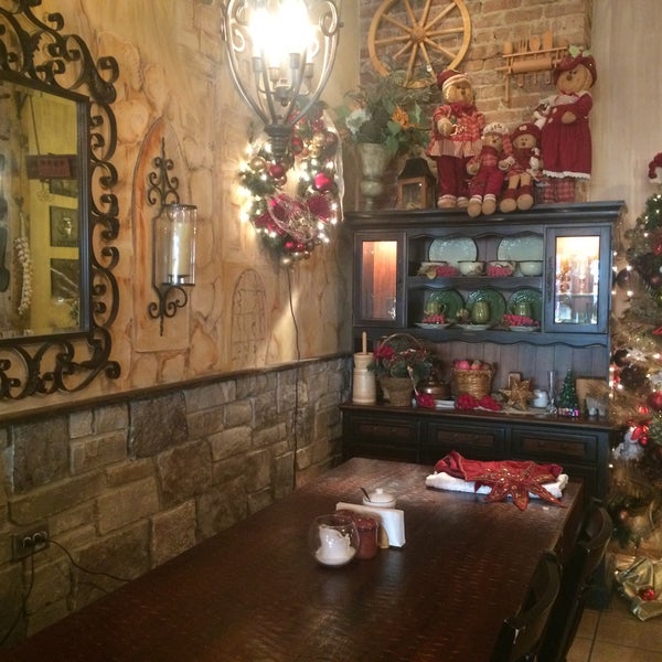 Das Foto wurde bei Staropolska Restaurant von Tara S. am 12/17/2015 aufgenommen