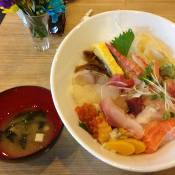 6/3/2013 tarihinde vicki h.ziyaretçi tarafından Toshi Sushi'de çekilen fotoğraf