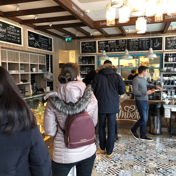 Foto scattata a Amber&#39;s French Bakery &amp; Cafe da Péter L. il 2/9/2019