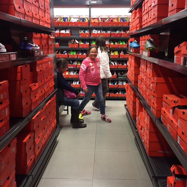 Магазин av. Казань Nike Factory Store.