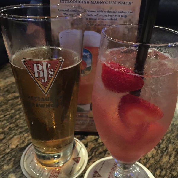 Photo taken at BJ&#39;s Restaurant &amp; Brewhouse by maL💕u on 7/14/2015