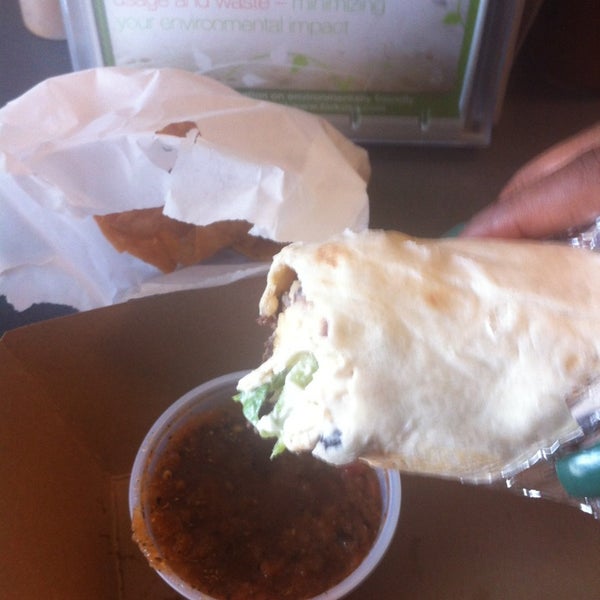 2/16/2013 tarihinde Lauren J.ziyaretçi tarafından Hightide Burrito Co.'de çekilen fotoğraf
