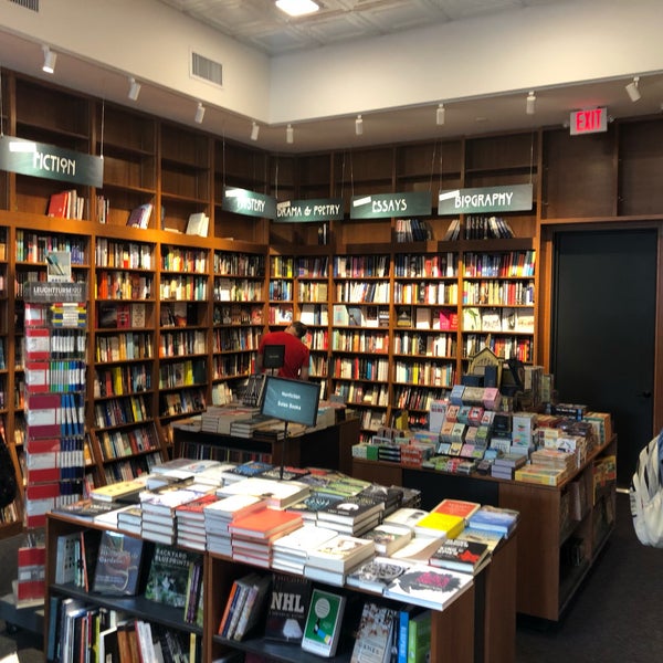 Foto tomada en Politics &amp; Prose Bookstore  por Powen S. el 5/19/2019