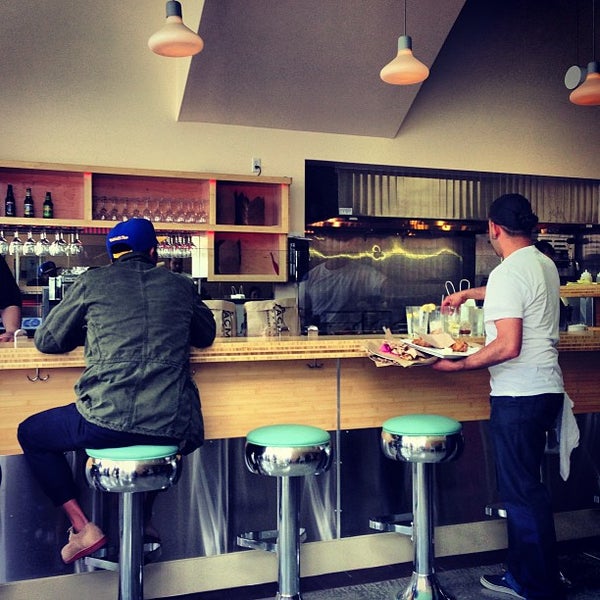 Foto tirada no(a) Rhea&#39;s Cafe por Powen S. em 5/8/2013