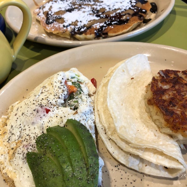 Photo taken at Snooze, an A.M. Eatery by Cynthia N. on 4/22/2018