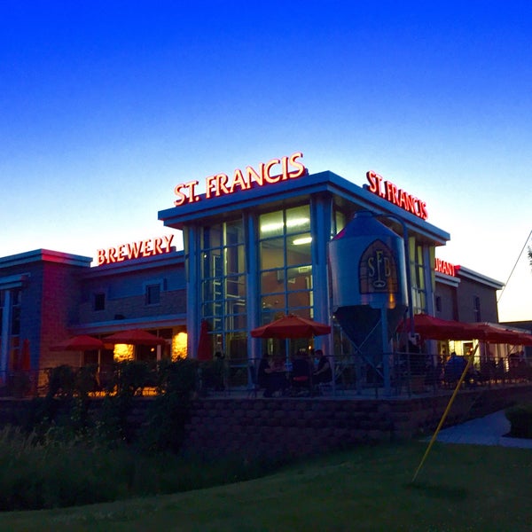 รูปภาพถ่ายที่ St. Francis Brewery &amp; Restaurant โดย Steve S. เมื่อ 7/18/2015