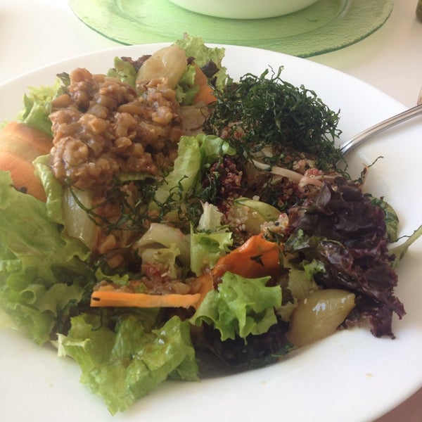 Foto diambil di Saladerie Gourmet Salad Bar oleh Patricia P. pada 8/25/2014