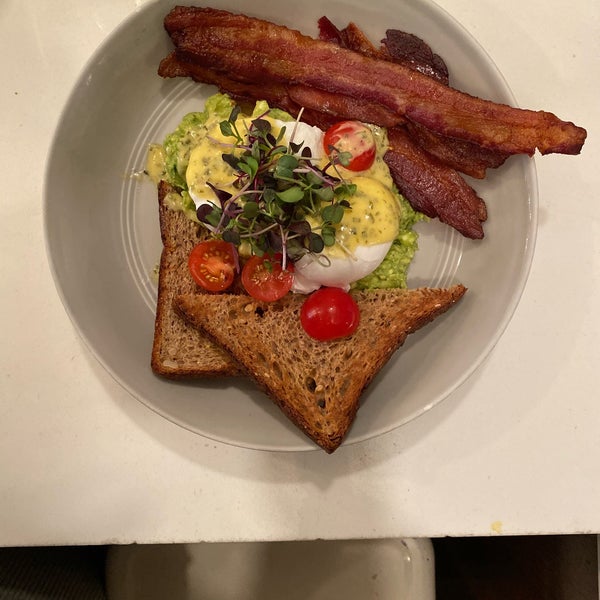 Avocado Benedict with bacon & the lattes!