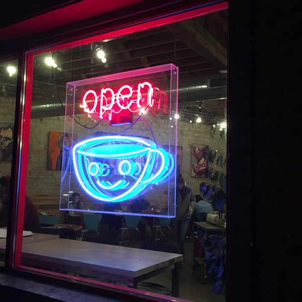 Foto tirada no(a) Peace Coffee Shop por Cassie U. em 11/16/2016