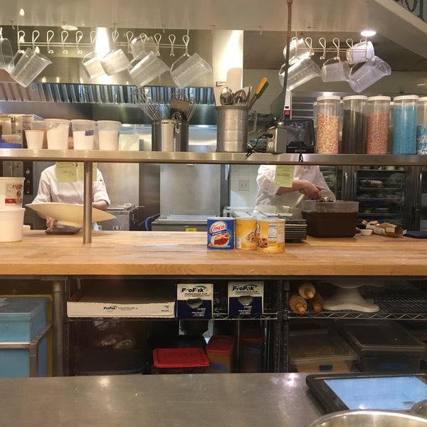 4/15/2017에 Cassie U.님이 Angel Food Bakery &amp; Coffee Bar에서 찍은 사진