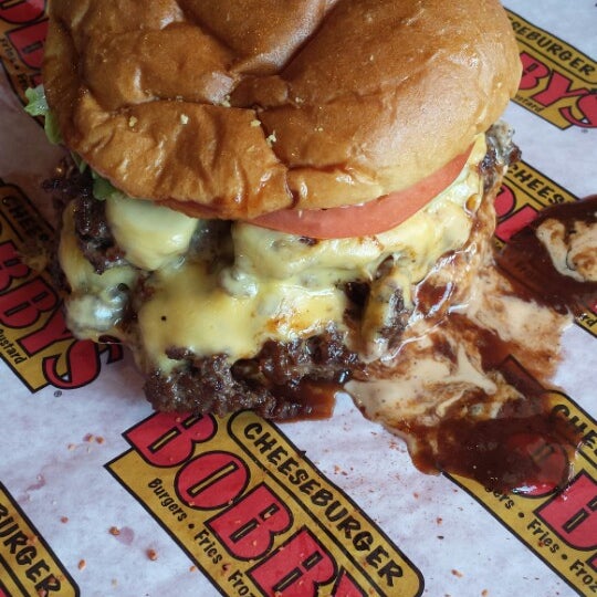 รูปภาพถ่ายที่ Cheeseburger Bobby&#39;s โดย Matthew B. เมื่อ 8/27/2013