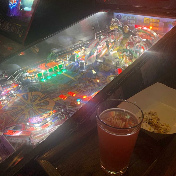 Foto scattata a Replay Beer &amp; Bourbon da Kevin N. il 5/27/2019