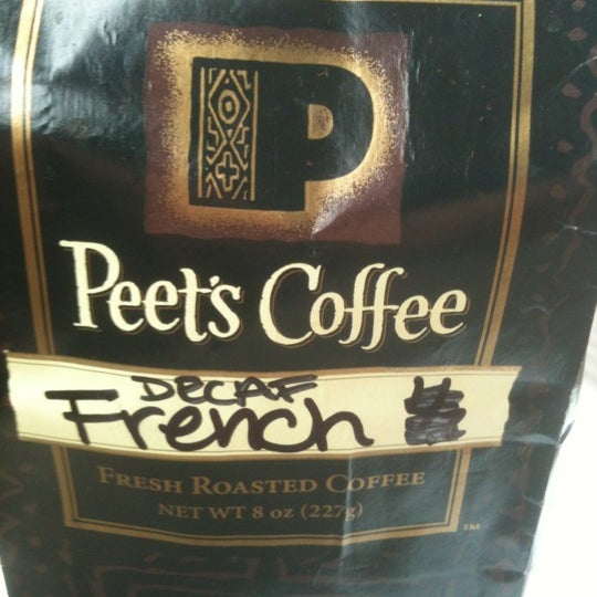 Foto scattata a Peet&#39;s Coffee &amp; Tea da Vickie C. il 12/1/2012