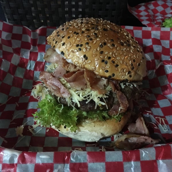 Foto scattata a La Coronela Hamburguesas Macroplaza da Maria R. il 5/30/2018