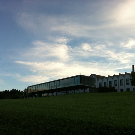 9/25/2012 tarihinde Nicole T.ziyaretçi tarafından Universität • Liechtenstein'de çekilen fotoğraf