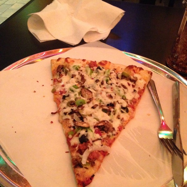 6/9/2014 tarihinde S I.ziyaretçi tarafından Two Fisted Mario&#39;s Pizza'de çekilen fotoğraf